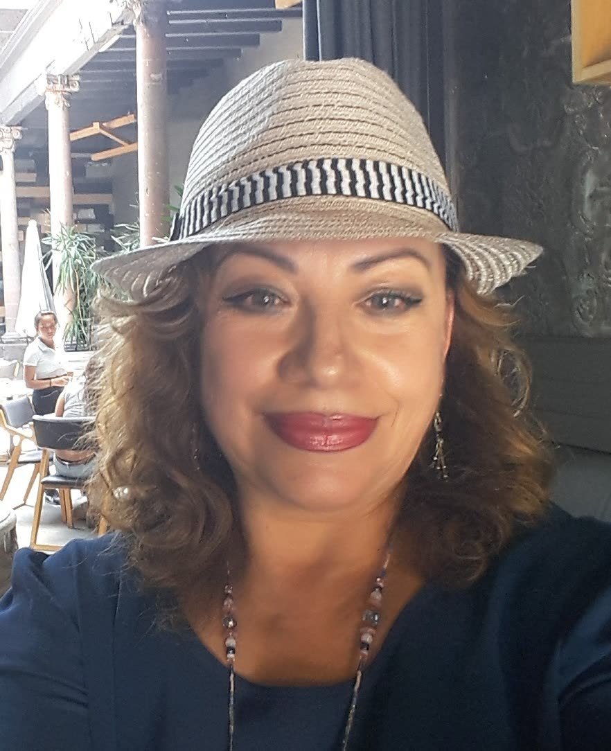 Adriana de cerca, sonriendo con naturalidad
